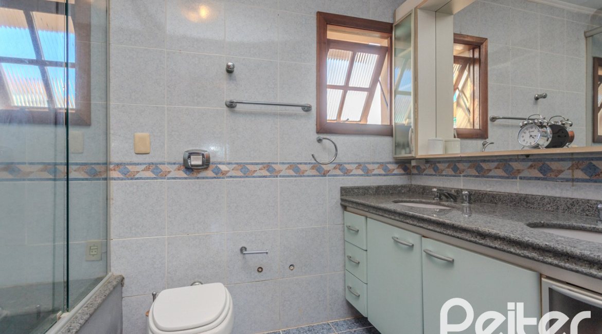 Casa à venda com 227m², 3 dormitórios, 3 suítes, 2 vagas, no bairro Espírito Santo em Porto Alegre