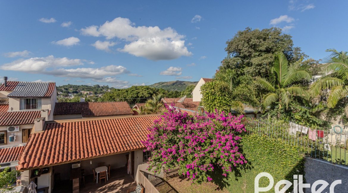 Casa à venda com 227m², 3 dormitórios, 3 suítes, 2 vagas, no bairro Espírito Santo em Porto Alegre