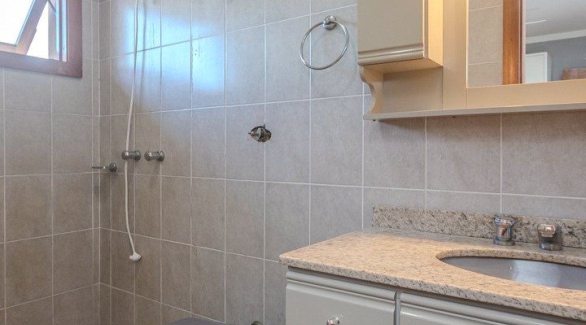 Casa à venda com 227m², 3 dormitórios, 3 suítes, 2 vagas, no bairro Espírito Santo em Porto Alegre