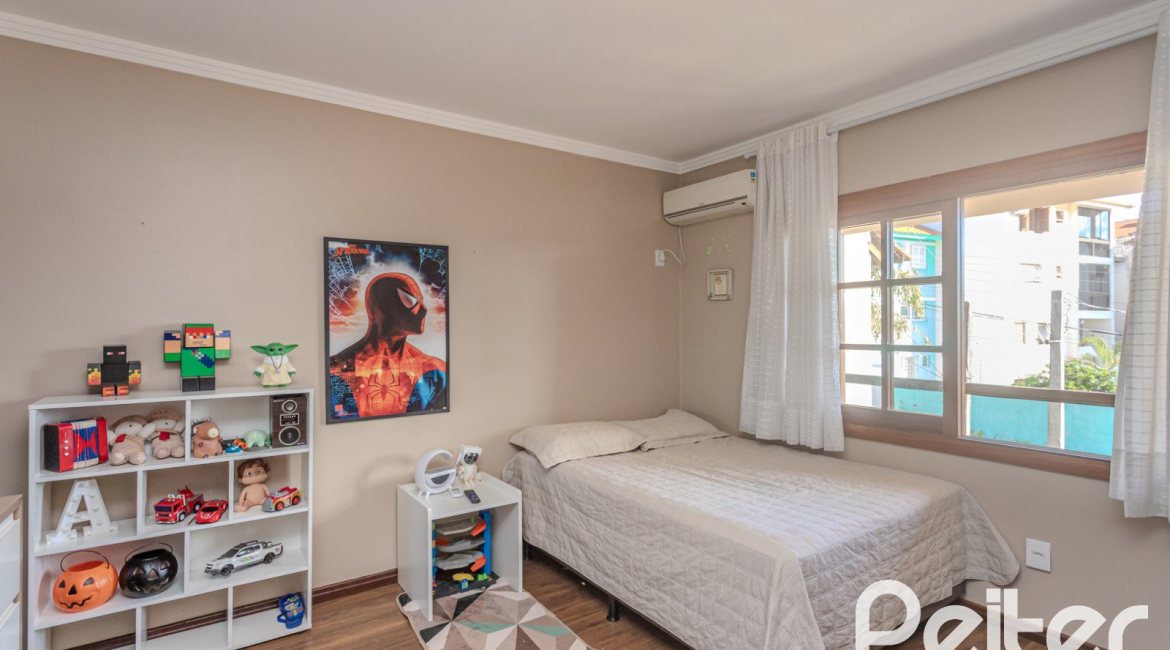 Casa à venda com 227m², 3 dormitórios, 3 suítes, 2 vagas, no bairro Espírito Santo em Porto Alegre