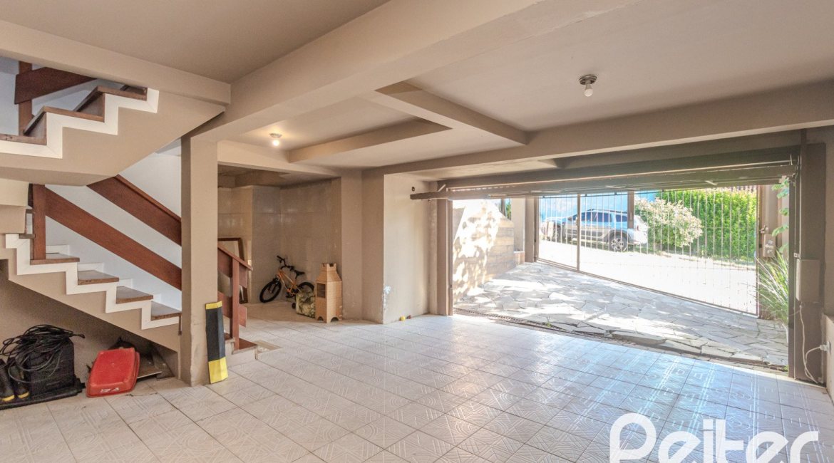 Casa à venda com 227m², 3 dormitórios, 3 suítes, 2 vagas, no bairro Espírito Santo em Porto Alegre