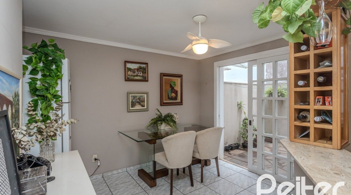 Casa em Condomínio à venda com 189m², 3 dormitórios, 1 suíte, 2 vagas, no bairro Jardim Isabel em Porto Alegre