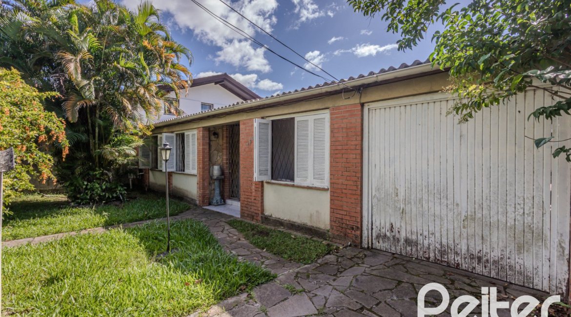 Casa à venda com 250m², 3 dormitórios, 1 suíte, 4 vagas, no bairro Tristeza em Porto Alegre