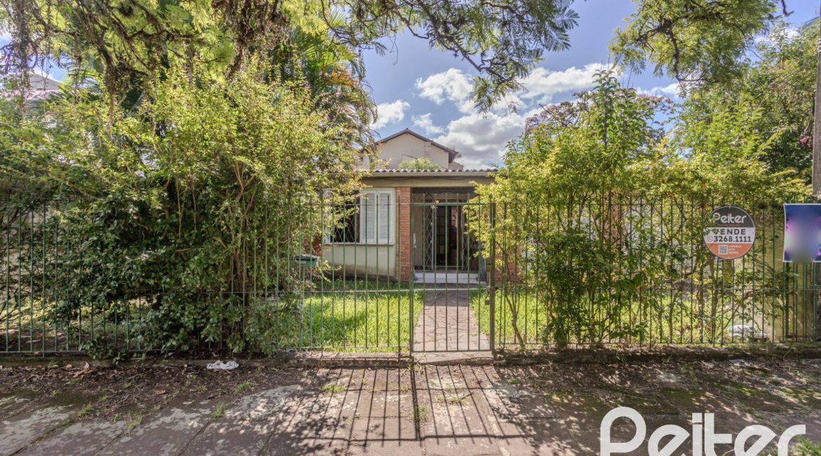 Casa à venda com 250m², 3 dormitórios, 1 suíte, 4 vagas, no bairro Tristeza em Porto Alegre