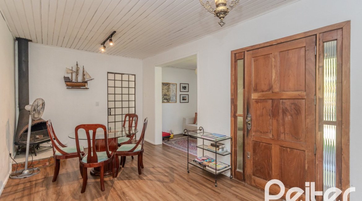 Casa à venda com 250m², 3 dormitórios, 1 suíte, 4 vagas, no bairro Tristeza em Porto Alegre