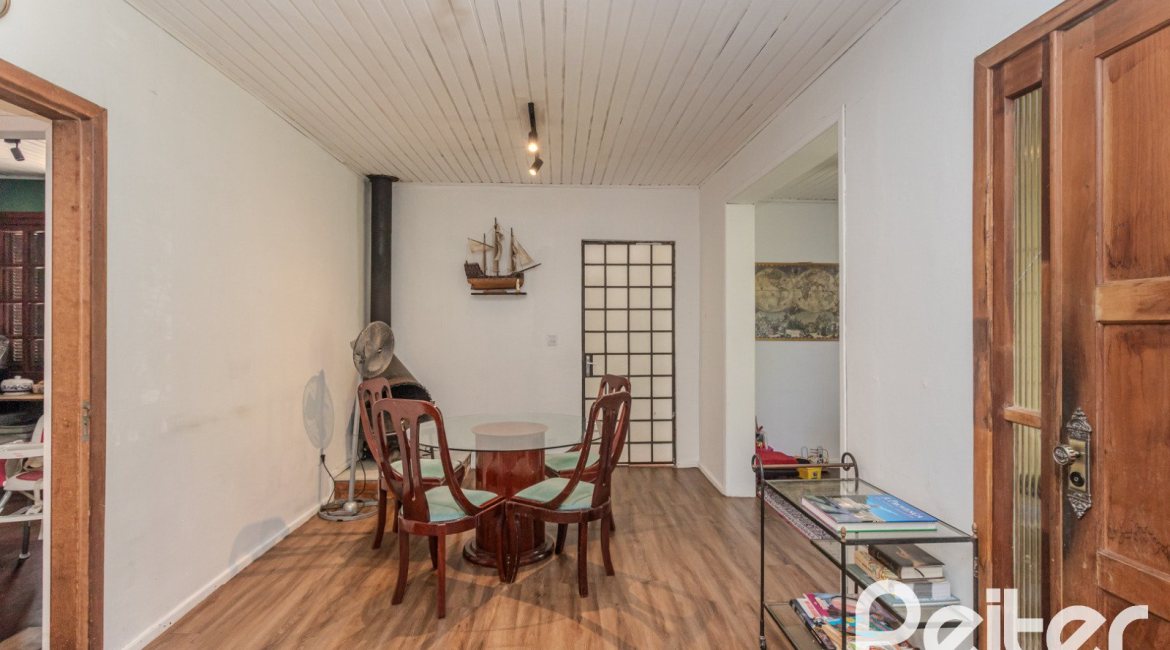 Casa à venda com 250m², 3 dormitórios, 1 suíte, 4 vagas, no bairro Tristeza em Porto Alegre