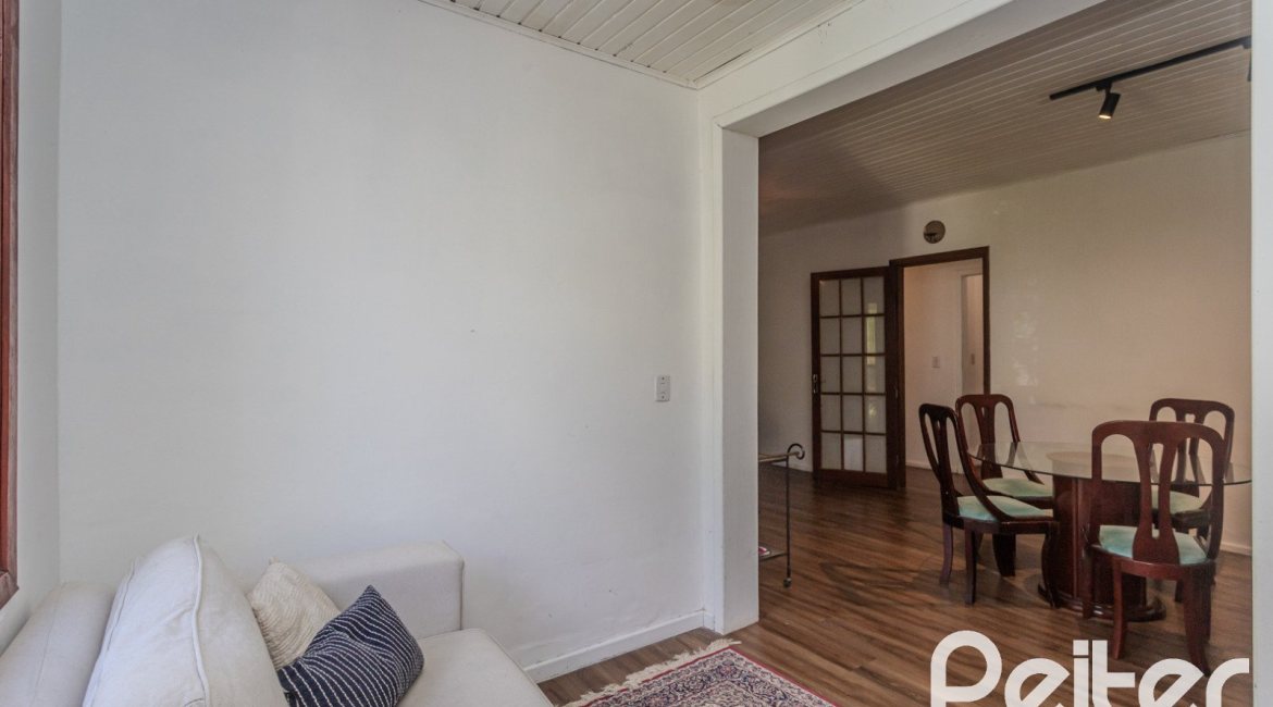 Casa à venda com 250m², 3 dormitórios, 1 suíte, 4 vagas, no bairro Tristeza em Porto Alegre