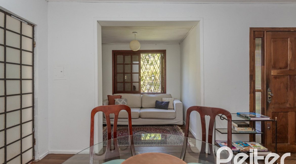 Casa à venda com 250m², 3 dormitórios, 1 suíte, 4 vagas, no bairro Tristeza em Porto Alegre