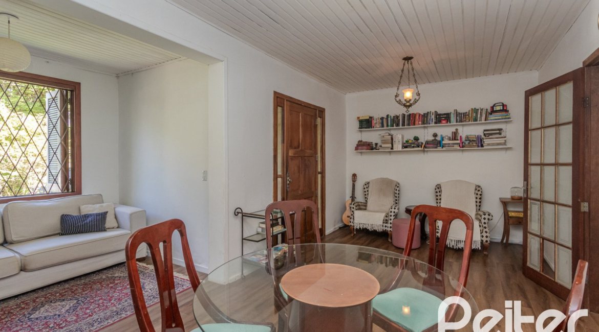 Casa à venda com 250m², 3 dormitórios, 1 suíte, 4 vagas, no bairro Tristeza em Porto Alegre
