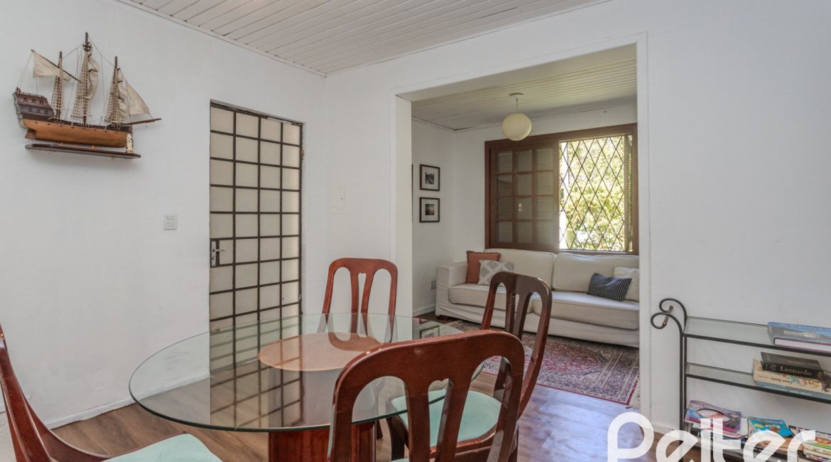 Casa à venda com 250m², 3 dormitórios, 1 suíte, 4 vagas, no bairro Tristeza em Porto Alegre