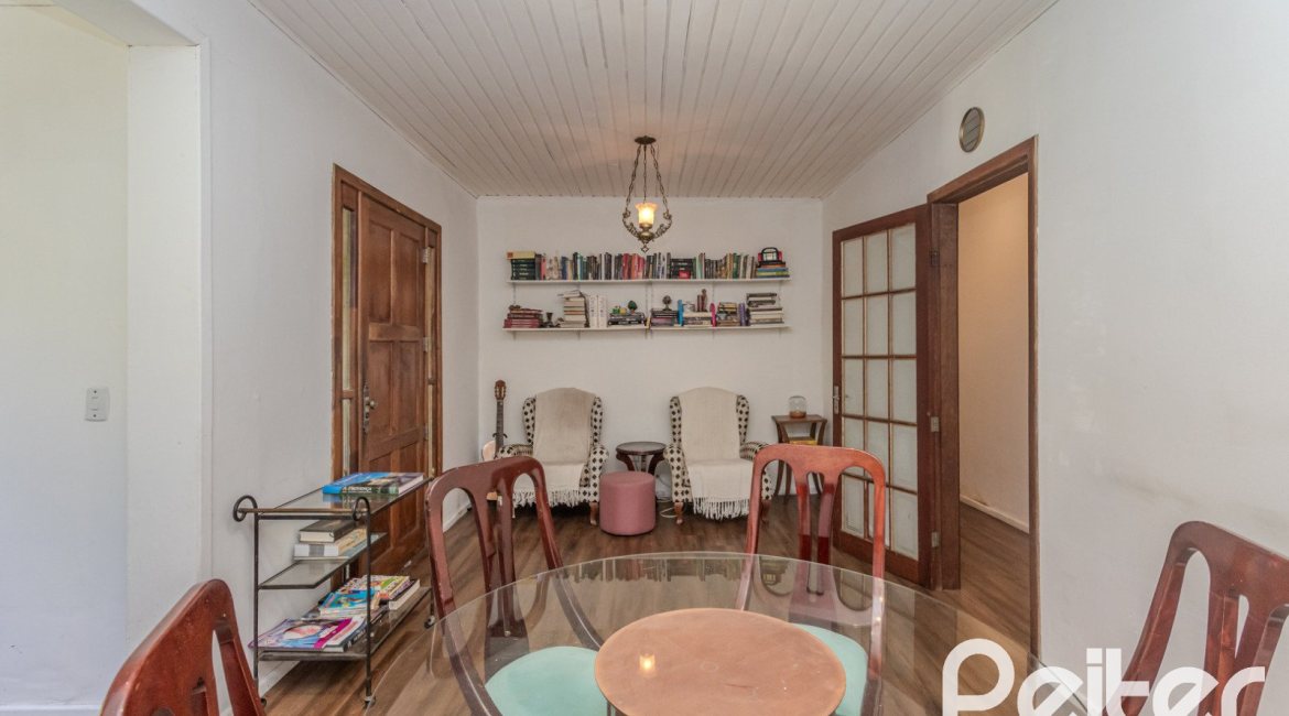 Casa à venda com 250m², 3 dormitórios, 1 suíte, 4 vagas, no bairro Tristeza em Porto Alegre