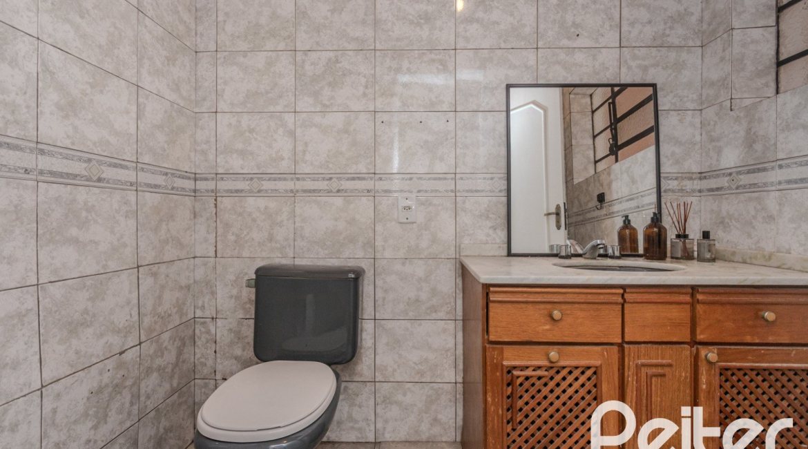Casa à venda com 250m², 3 dormitórios, 1 suíte, 4 vagas, no bairro Tristeza em Porto Alegre