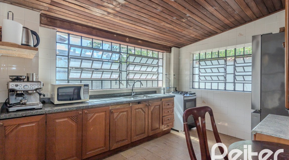 Casa à venda com 250m², 3 dormitórios, 1 suíte, 4 vagas, no bairro Tristeza em Porto Alegre