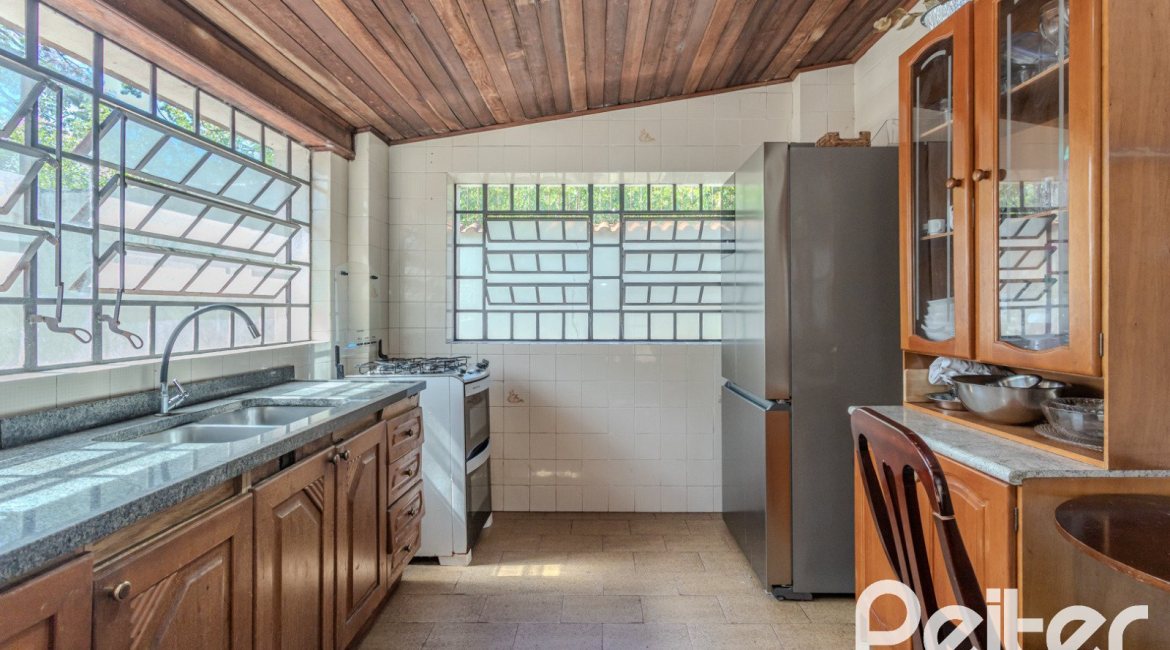 Casa à venda com 250m², 3 dormitórios, 1 suíte, 4 vagas, no bairro Tristeza em Porto Alegre