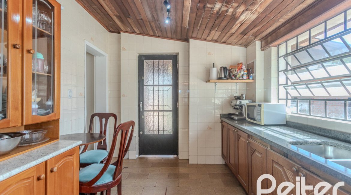 Casa à venda com 250m², 3 dormitórios, 1 suíte, 4 vagas, no bairro Tristeza em Porto Alegre