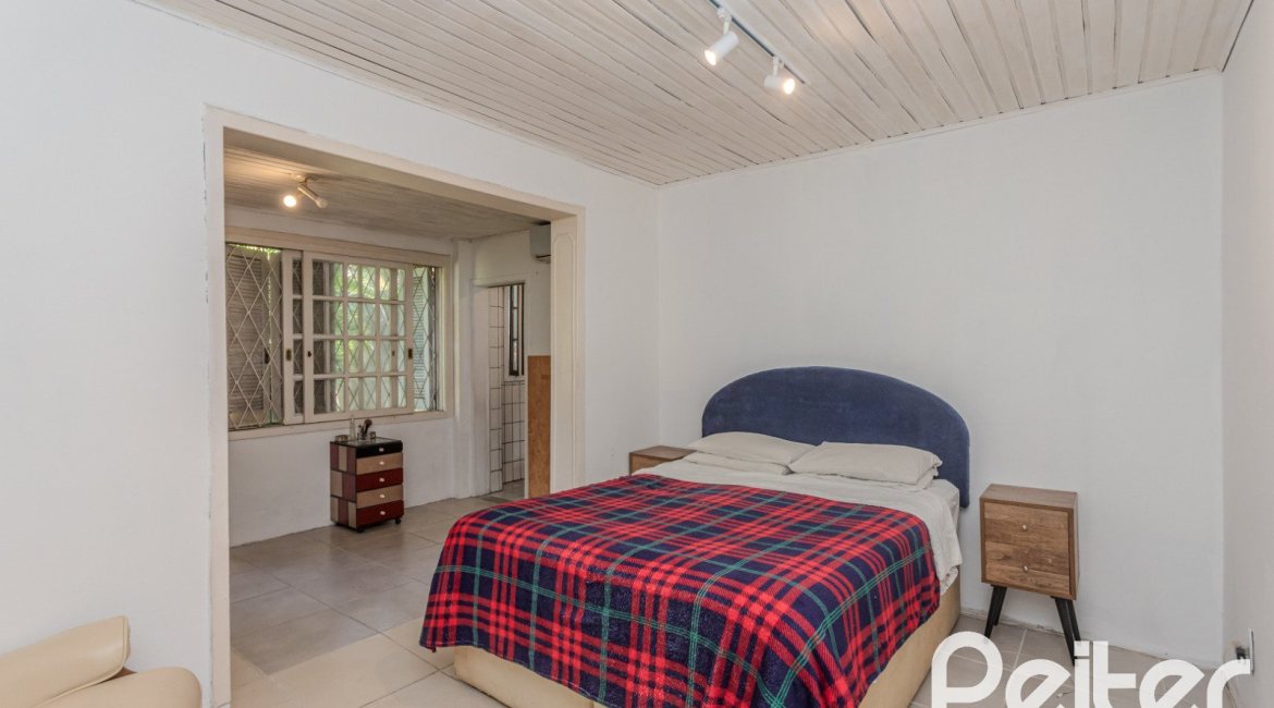 Casa à venda com 250m², 3 dormitórios, 1 suíte, 4 vagas, no bairro Tristeza em Porto Alegre