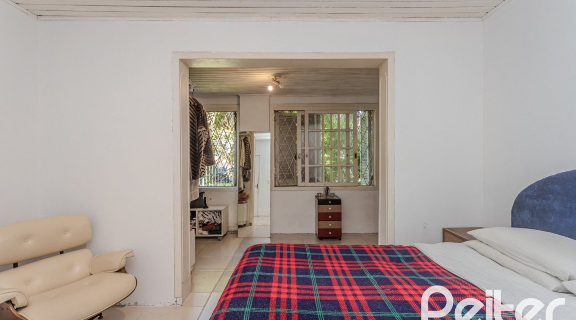 Casa à venda com 250m², 3 dormitórios, 1 suíte, 4 vagas, no bairro Tristeza em Porto Alegre
