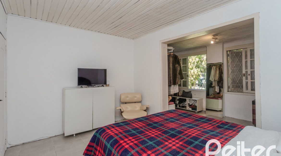 Casa à venda com 250m², 3 dormitórios, 1 suíte, 4 vagas, no bairro Tristeza em Porto Alegre