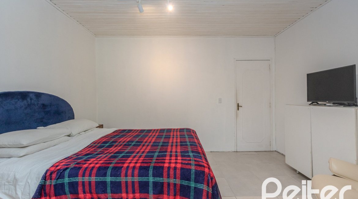 Casa à venda com 250m², 3 dormitórios, 1 suíte, 4 vagas, no bairro Tristeza em Porto Alegre