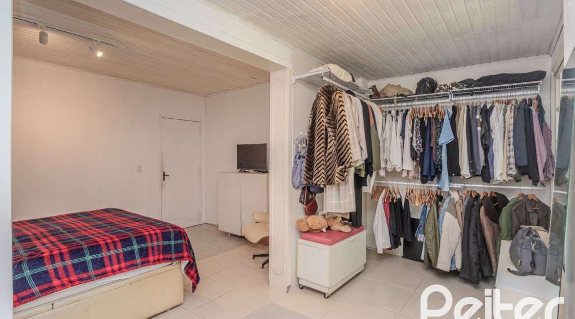 Casa à venda com 250m², 3 dormitórios, 1 suíte, 4 vagas, no bairro Tristeza em Porto Alegre