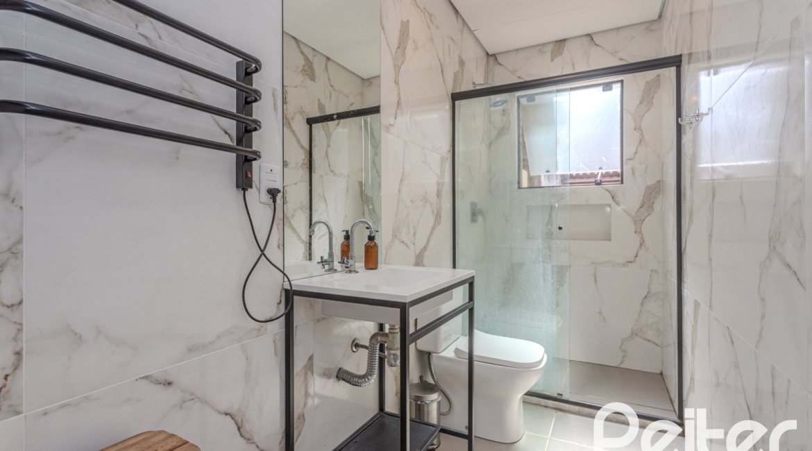 Casa à venda com 250m², 3 dormitórios, 1 suíte, 4 vagas, no bairro Tristeza em Porto Alegre
