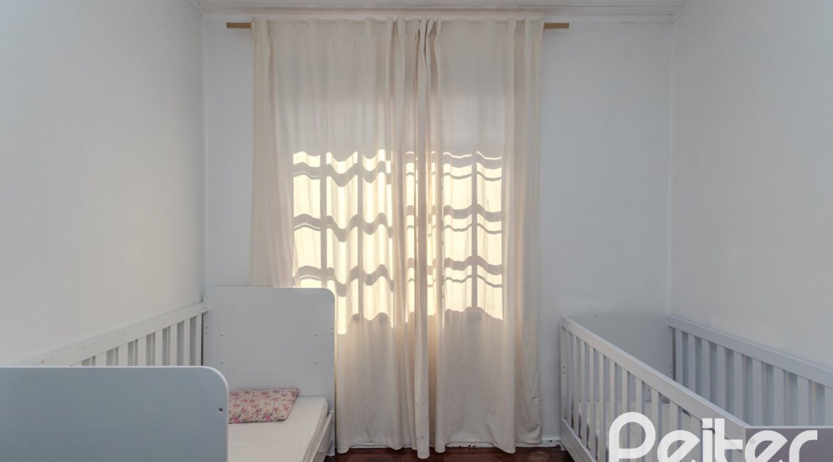 Casa à venda com 250m², 3 dormitórios, 1 suíte, 4 vagas, no bairro Tristeza em Porto Alegre