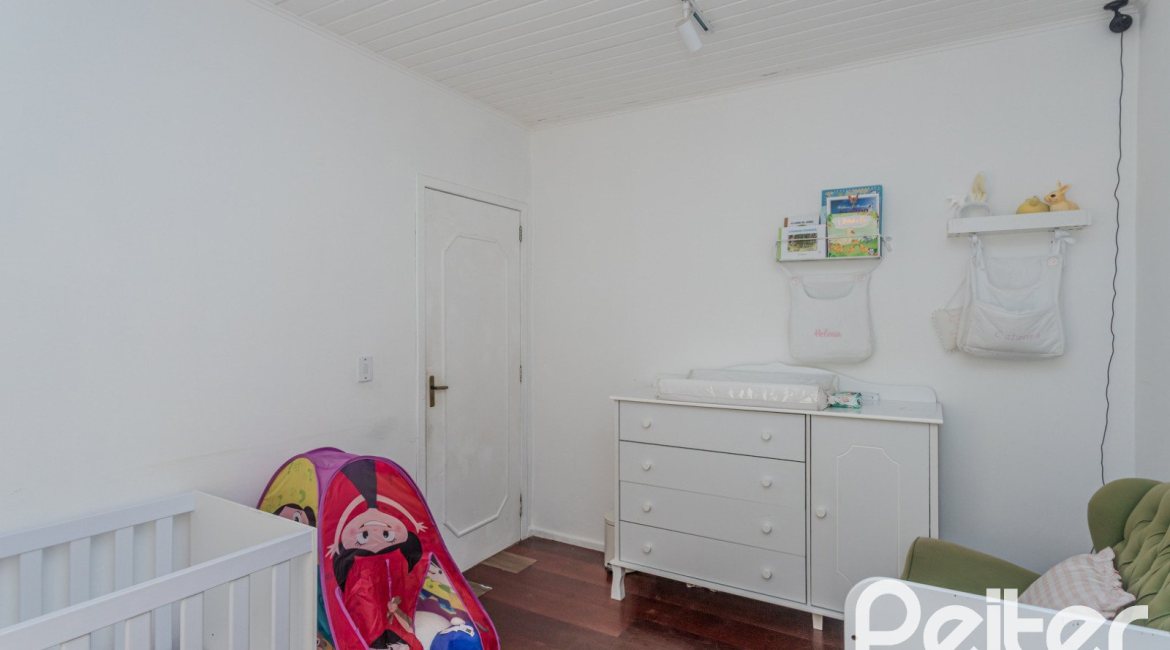 Casa à venda com 250m², 3 dormitórios, 1 suíte, 4 vagas, no bairro Tristeza em Porto Alegre