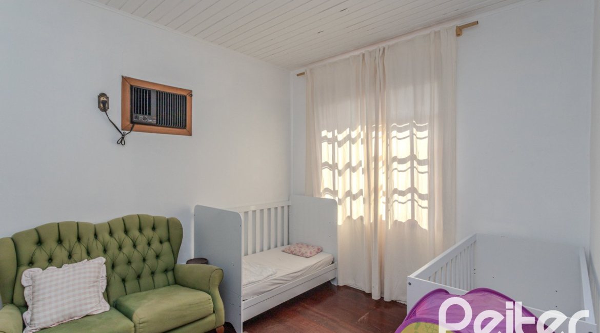 Casa à venda com 250m², 3 dormitórios, 1 suíte, 4 vagas, no bairro Tristeza em Porto Alegre