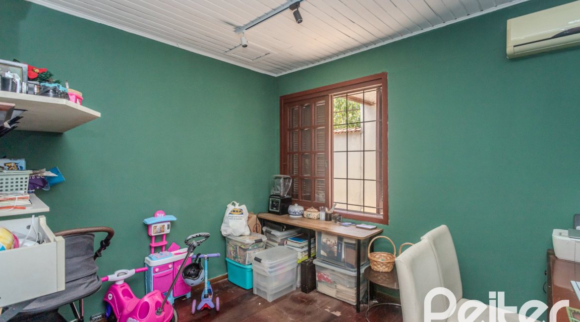 Casa à venda com 250m², 3 dormitórios, 1 suíte, 4 vagas, no bairro Tristeza em Porto Alegre