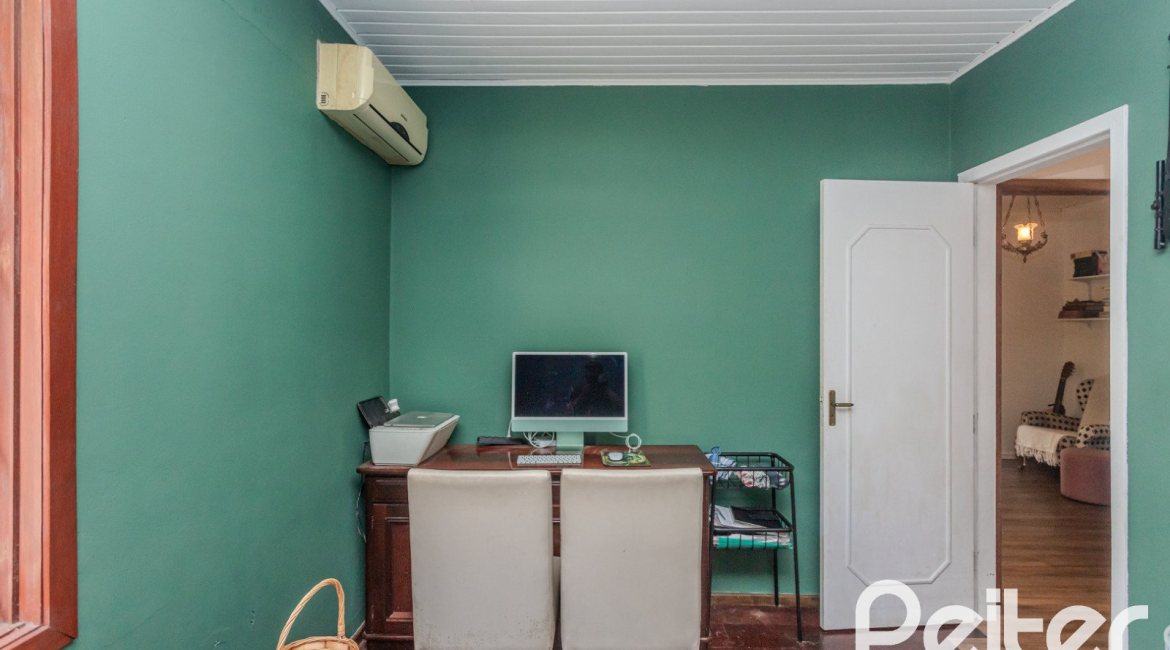 Casa à venda com 250m², 3 dormitórios, 1 suíte, 4 vagas, no bairro Tristeza em Porto Alegre