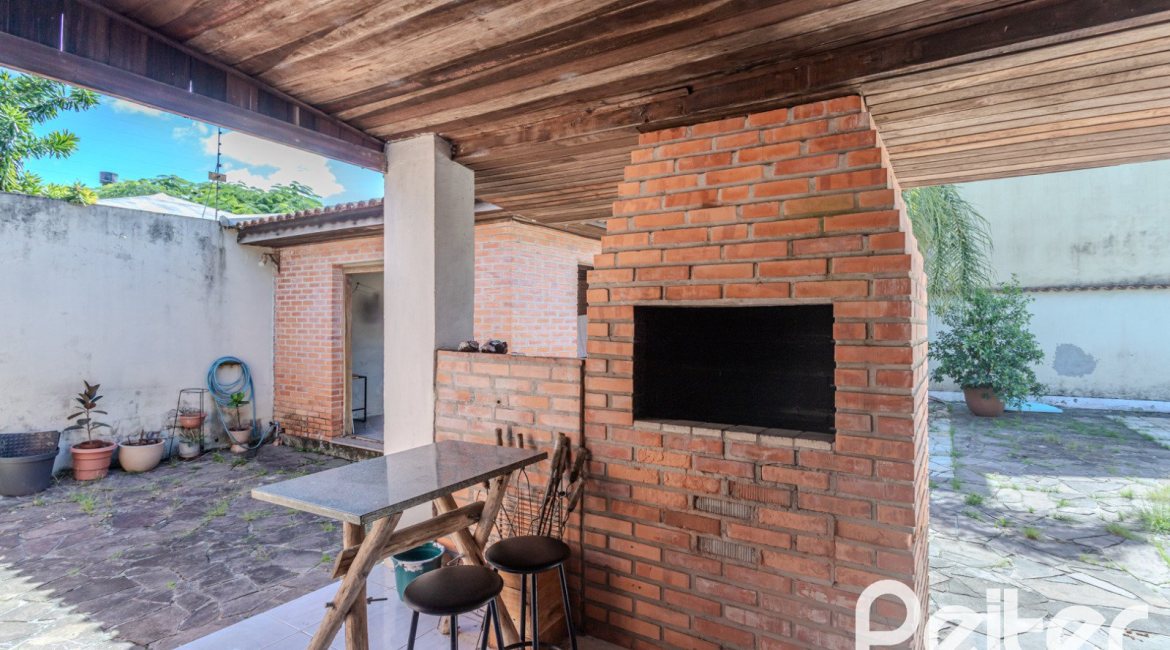 Casa à venda com 250m², 3 dormitórios, 1 suíte, 4 vagas, no bairro Tristeza em Porto Alegre