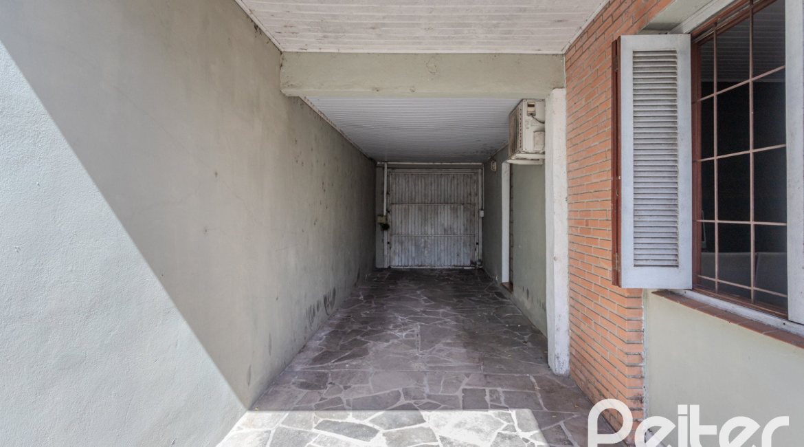 Casa à venda com 250m², 3 dormitórios, 1 suíte, 4 vagas, no bairro Tristeza em Porto Alegre