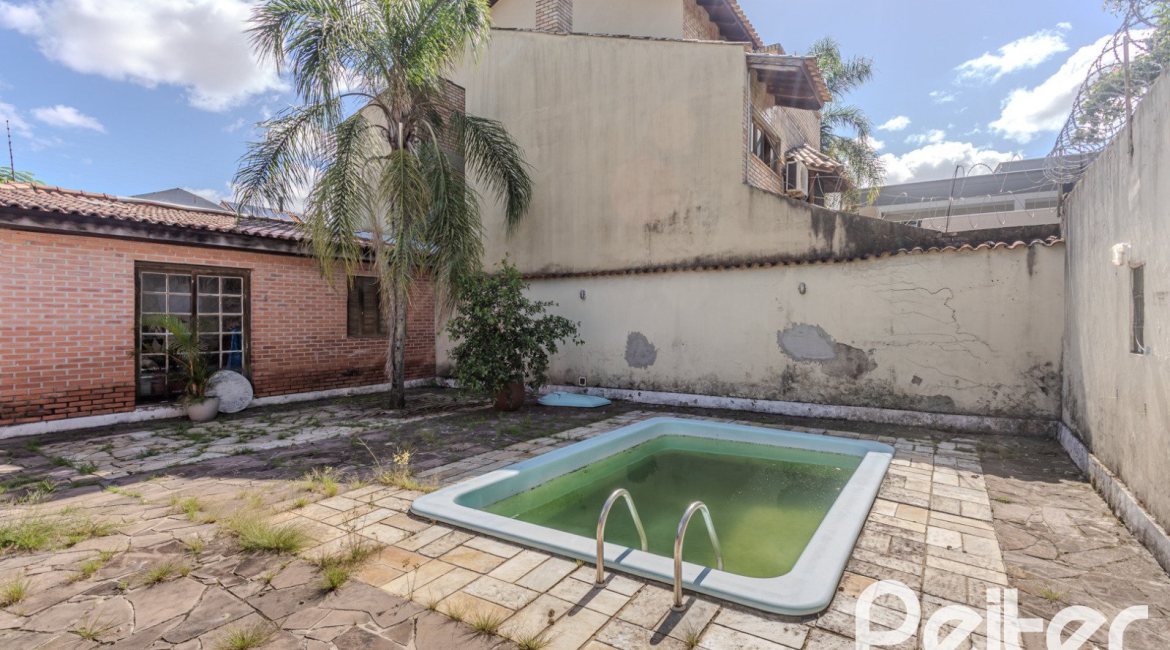 Casa à venda com 250m², 3 dormitórios, 1 suíte, 4 vagas, no bairro Tristeza em Porto Alegre