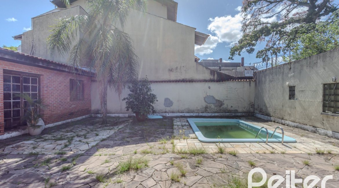 Casa à venda com 250m², 3 dormitórios, 1 suíte, 4 vagas, no bairro Tristeza em Porto Alegre