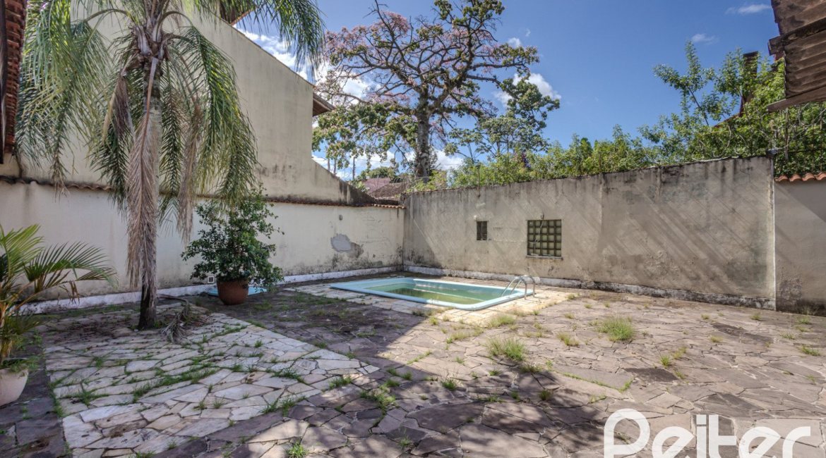Casa à venda com 250m², 3 dormitórios, 1 suíte, 4 vagas, no bairro Tristeza em Porto Alegre