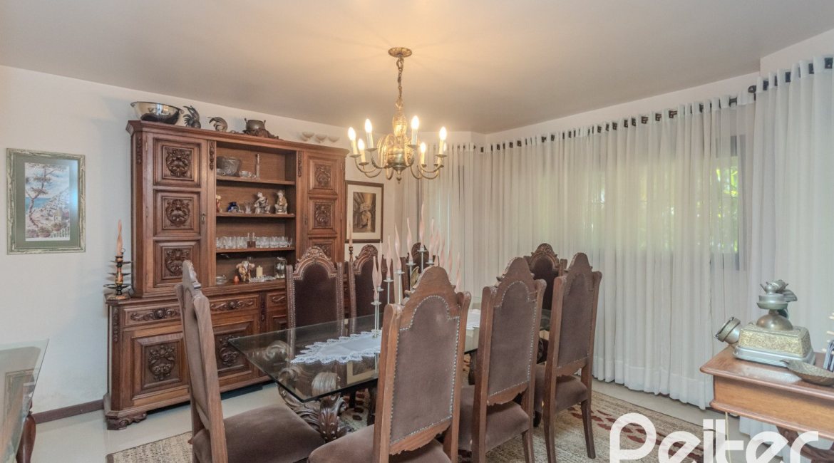 Casa à venda com 800m², 5 dormitórios, 2 suítes, 5 vagas, no bairro Jardim Isabel em Porto Alegre