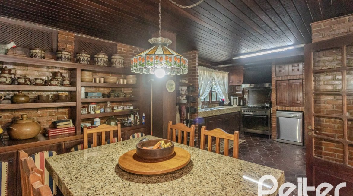 Casa à venda com 800m², 5 dormitórios, 2 suítes, 5 vagas, no bairro Jardim Isabel em Porto Alegre