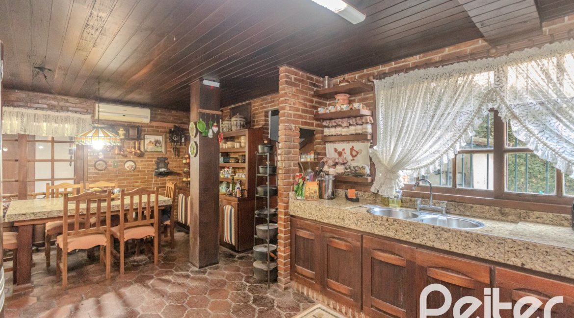 Casa à venda com 800m², 5 dormitórios, 2 suítes, 5 vagas, no bairro Jardim Isabel em Porto Alegre