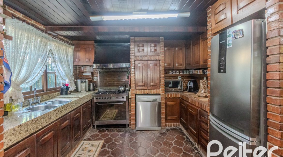 Casa à venda com 800m², 5 dormitórios, 2 suítes, 5 vagas, no bairro Jardim Isabel em Porto Alegre