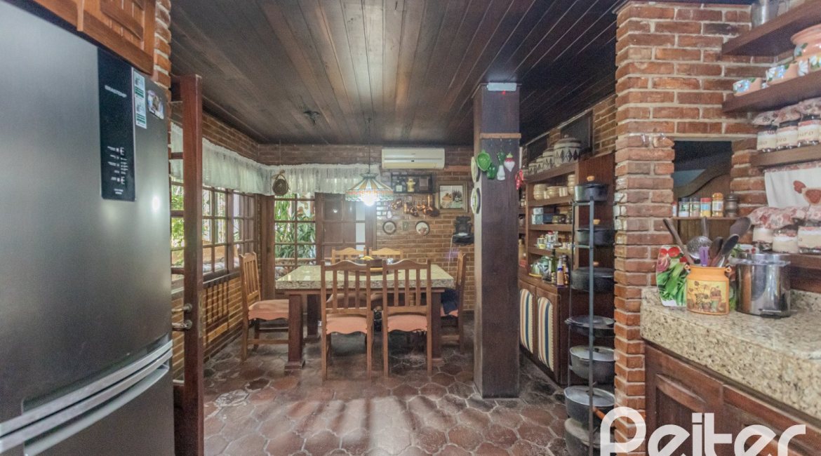 Casa à venda com 800m², 5 dormitórios, 2 suítes, 5 vagas, no bairro Jardim Isabel em Porto Alegre