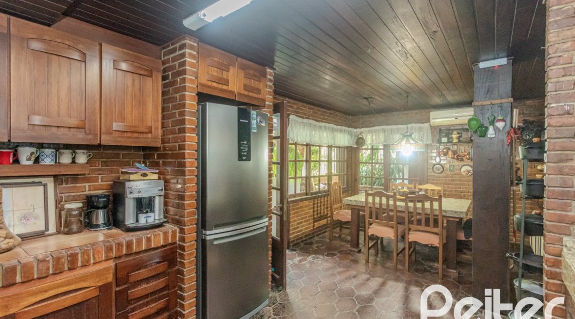 Casa à venda com 800m², 5 dormitórios, 2 suítes, 5 vagas, no bairro Jardim Isabel em Porto Alegre