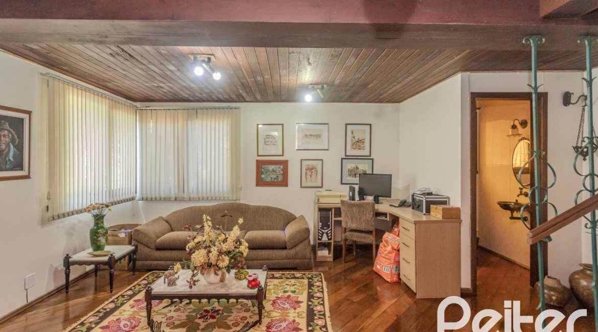 Casa à venda com 800m², 5 dormitórios, 2 suítes, 5 vagas, no bairro Jardim Isabel em Porto Alegre
