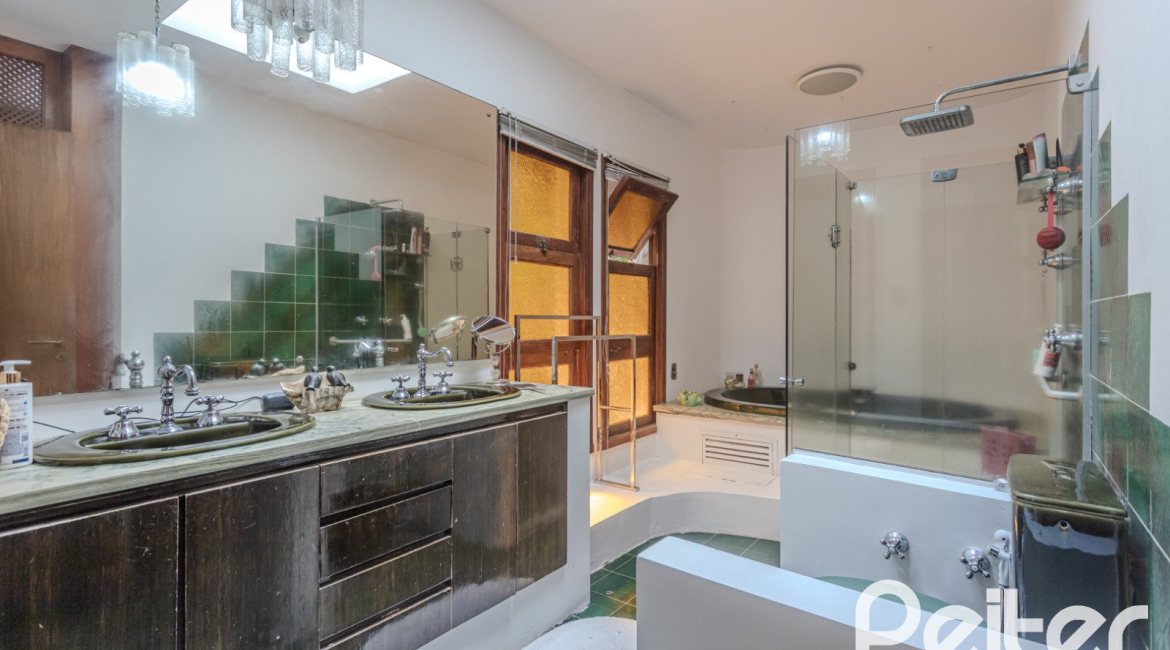Casa à venda com 800m², 5 dormitórios, 2 suítes, 5 vagas, no bairro Jardim Isabel em Porto Alegre