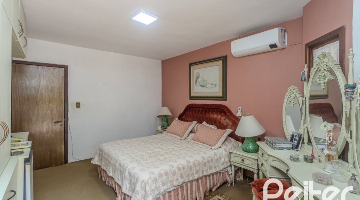Casa à venda com 800m², 5 dormitórios, 2 suítes, 5 vagas, no bairro Jardim Isabel em Porto Alegre