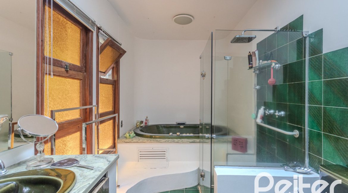 Casa à venda com 800m², 5 dormitórios, 2 suítes, 5 vagas, no bairro Jardim Isabel em Porto Alegre
