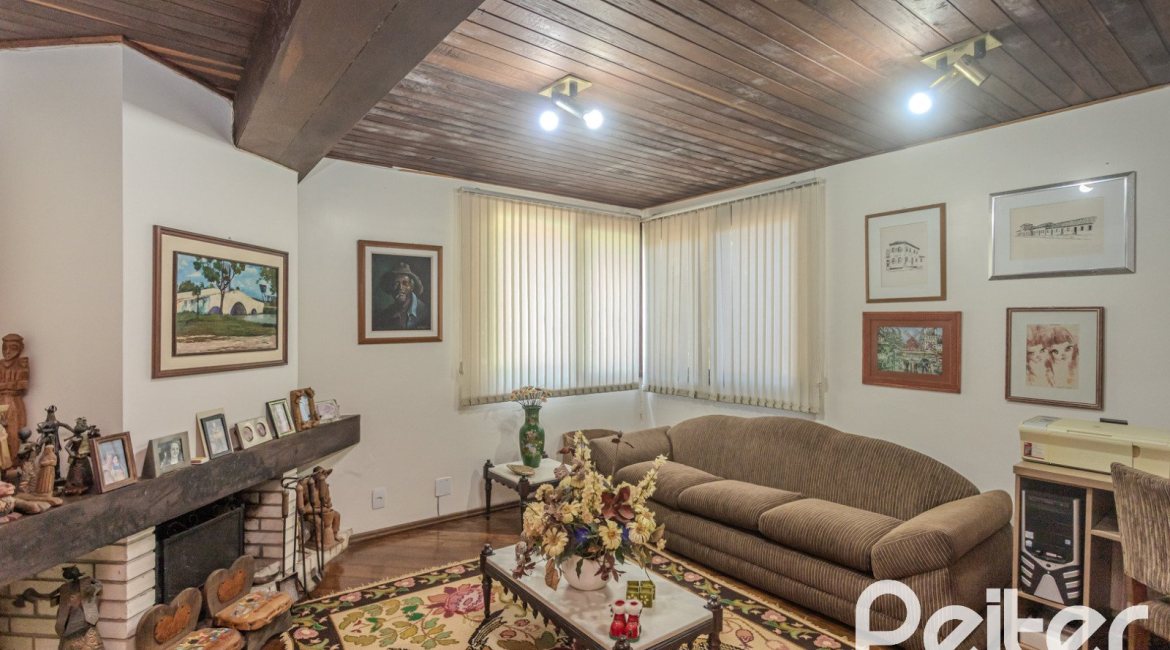 Casa à venda com 800m², 5 dormitórios, 2 suítes, 5 vagas, no bairro Jardim Isabel em Porto Alegre
