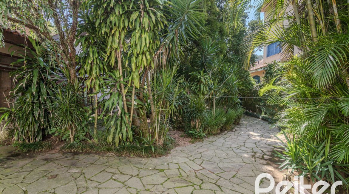 Casa à venda com 800m², 5 dormitórios, 2 suítes, 5 vagas, no bairro Jardim Isabel em Porto Alegre