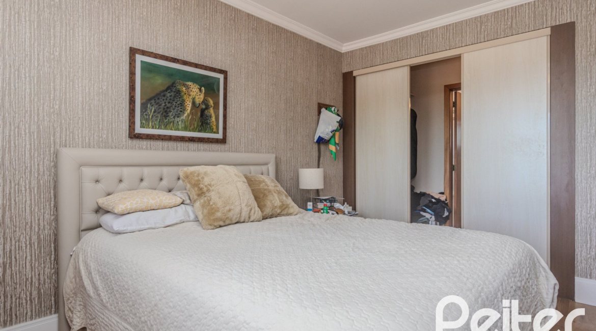 Casa em Condomínio à venda com 404m², 3 dormitórios, 1 suíte, 2 vagas, no bairro Cristal em PORTO ALEGRE