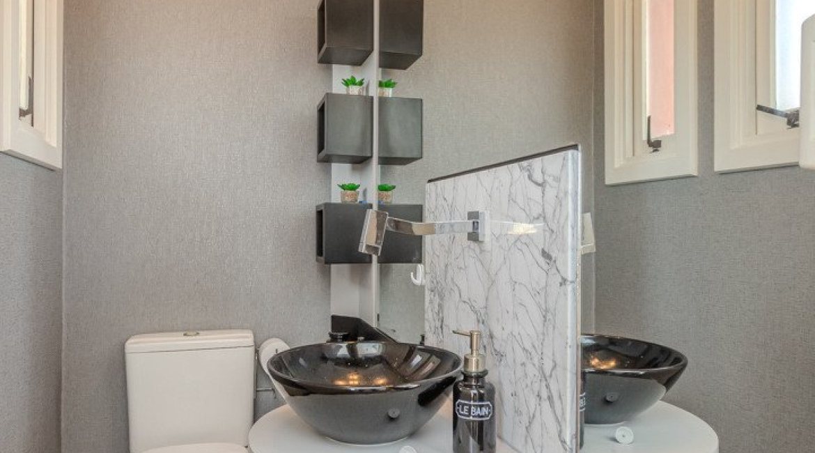 Casa em Condomínio à venda com 404m², 3 dormitórios, 1 suíte, 2 vagas, no bairro Cristal em PORTO ALEGRE