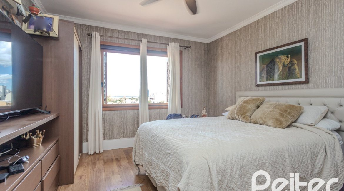 Casa em Condomínio à venda com 404m², 3 dormitórios, 1 suíte, 2 vagas, no bairro Cristal em PORTO ALEGRE